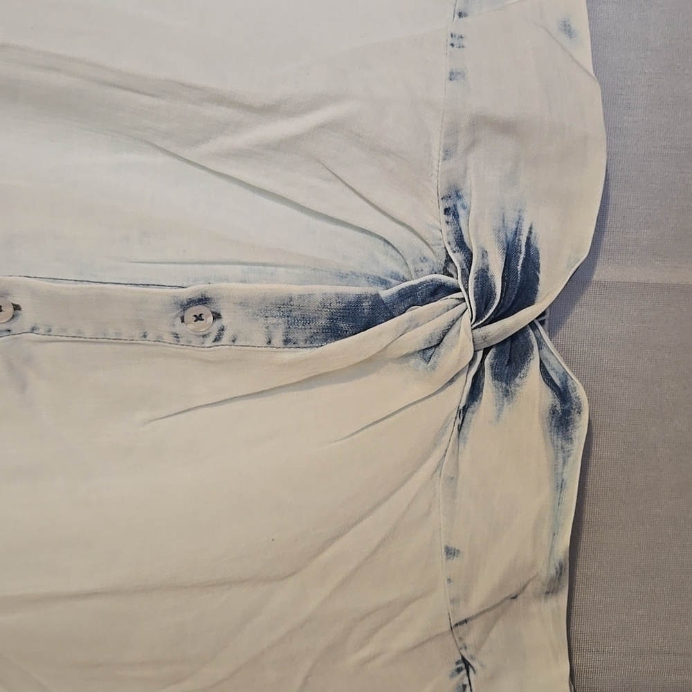 Kut from the Kloth White Button-Front Shirt with Blue Acid Wash Trim Sz XL NWT - Picture 3 of 7